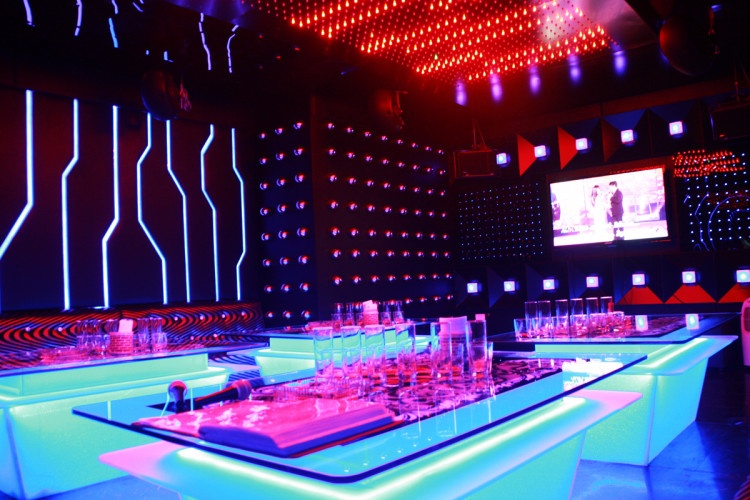 lắp đặt đèn chiếu sáng phòng karaoke
