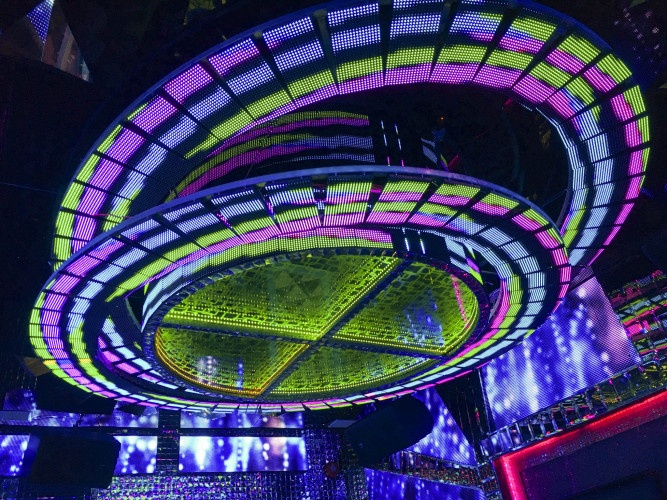 thi công đèn chiếu ánh sáng phòng karaoke