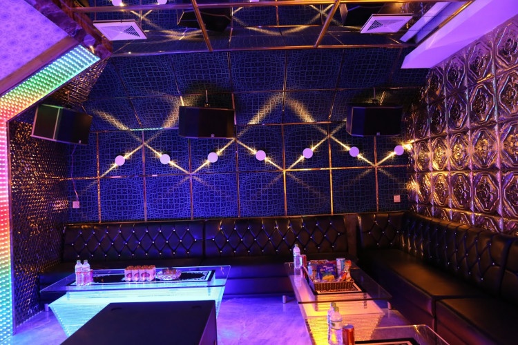 thi công đèn chiếu ánh sáng phòng karaoke